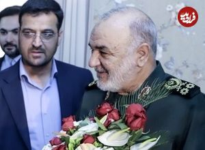عکس؛ سفر در زمان؛ ادای احترام «سردار سلامی» به مادر شهید؛ سال 1402
