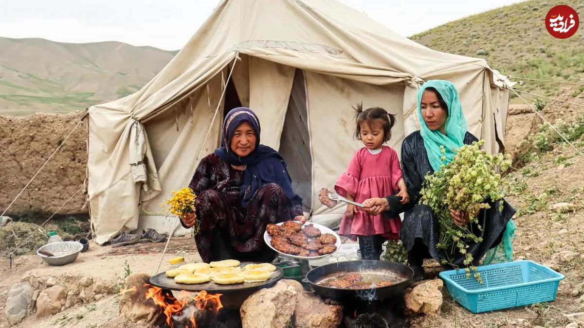 (ویدئو) پخت کتلت و نان سنتی توسط مادر و دختر عشایر افغانستانی