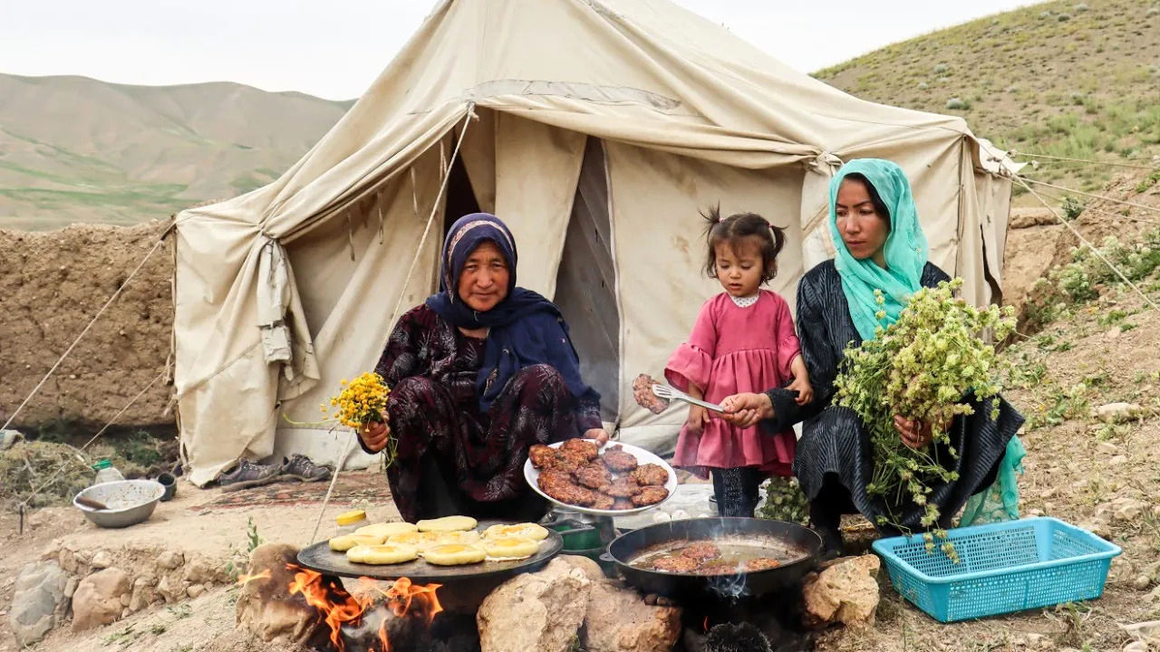 (ویدئو) پخت کتلت و نان سنتی توسط مادر و دختر عشایر افغانستانی