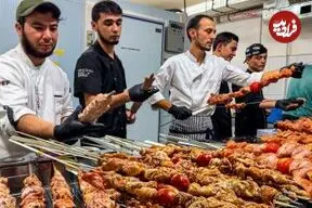 ببینید| غذای خیابانی در ازبکستان؛ تهیه انواع کباب توسط آشپزهای ماهر در تاشکند