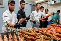 ببینید| غذای خیابانی در ازبکستان؛ تهیه انواع کباب توسط آشپزهای ماهر در تاشکند