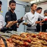 ببینید| غذای خیابانی در ازبکستان؛ تهیه انواع کباب توسط آشپزهای ماهر در تاشکند