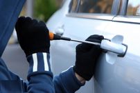 ببینید؛ لحظه عجیب سرقت ضبط خودروی سواری در گیشا تهران با ماسک و کلاه!