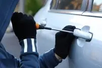 ببینید؛ لحظه عجیب سرقت ضبط خودروی سواری در گیشا تهران با ماسک و کلاه!