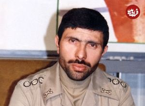 عکس؛ سفر به تاریخ؛ «صیاد شیرازی» در کنار «عباس بابایی» در یک جلسۀ نظامی در دوران جنگ