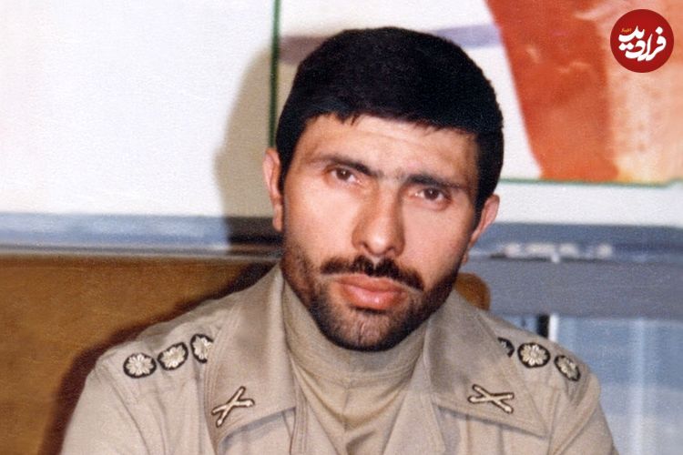 عکس؛ سفر به تاریخ؛ «صیاد شیرازی» در کنار «عباس بابایی» در یک جلسۀ نظامی در دوران جنگ