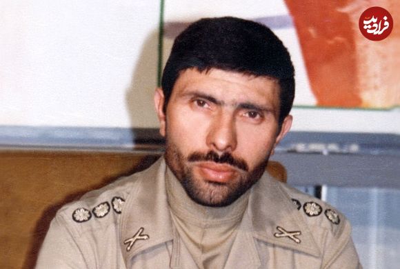 عکس؛ سفر به تاریخ؛ «صیاد شیرازی» در کنار «عباس بابایی» در یک جلسۀ نظامی در دوران جنگ