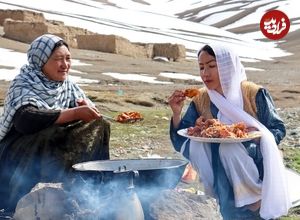 (ویدئو) نمایی از پخت واویشکای مرغ با کلم توسط دو بانوی عشایر افغان