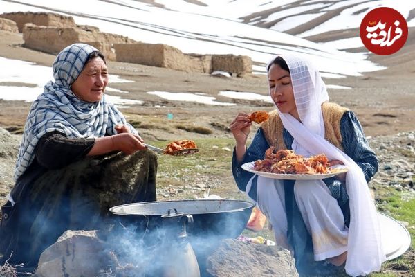 (ویدئو) نمایی از پخت واویشکای مرغ با کلم توسط دو بانوی عشایر افغان