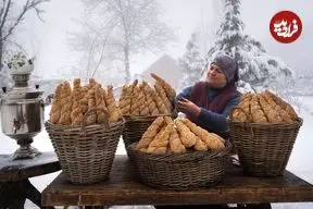 ببینید| غذای روستایی در آذربایجان؛ پخت نان کنجدی سنتی در هوای برفی