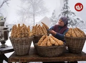 ببینید| غذای روستایی در آذربایجان؛ پخت نان کنجدی سنتی در هوای برفی