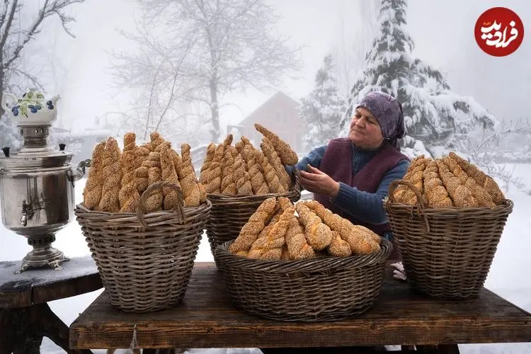 ببینید| غذای روستایی در آذربایجان؛ پخت نان کنجدی سنتی در هوای برفی