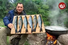 ببینید| غذای روستایی در آذربایجان؛ صید ماهی و کباب کردن آن در کوهستانی زیبا