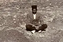 عکس| سفر به ایران قدیم؛ مرد ایرانی در کنار مجسمۀ بر زمین افتادۀ «گاو بالدار» در دوران قاجار