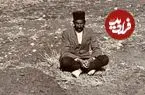 عکس| سفر به ایران قدیم؛ مرد ایرانی در کنار مجسمۀ بر زمین افتادۀ «گاو بالدار» در دوران قاجار
