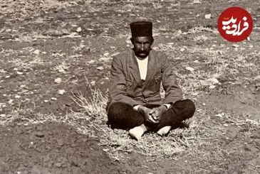 عکس| سفر به ایران قدیم؛ مرد ایرانی در کنار مجسمۀ بر زمین افتادۀ «گاو بالدار» در دوران قاجار