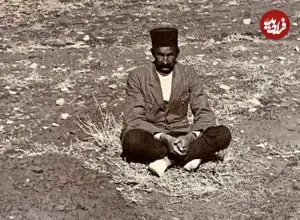عکس| سفر به ایران قدیم؛ مرد ایرانی در کنار مجسمۀ بر زمین افتادۀ «گاو بالدار» در دوران قاجار