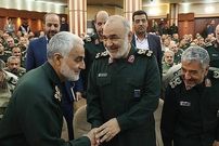 عکس؛ سفر به تاریخ؛ احترام نظامی «سردار سلامی» در مقابل مزار «سردار سلیمانی»؛ سال 1400