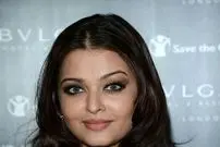 عکس| سفر در زمان؛ «آیشواریا رای» در حال سخنرانی در کالیفرنیا؛ سال 1386