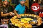 ببینید| غذای خیابانی در پاکستان؛ تهیه ساندویچ برگر با پیاز و تخم مرغ در کراچی