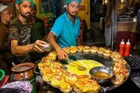 ببینید| غذای خیابانی در پاکستان؛ تهیه ساندویچ برگر با پیاز و تخم مرغ در کراچی