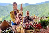 ببینید؛ غذای روستایی در گیلان؛ پخت دلمه فلفل، بادمجان و گوجه فرنگی