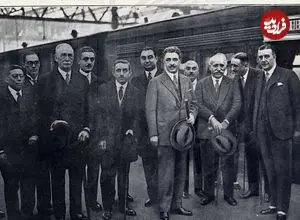 عکس؛ سفر در زمان؛ عبدالحسین تیمورتاش در مترو لندن