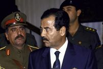 عکس| سفر در زمان؛ «صدام» با دستبند و پابند در دادگاه؛ سال 1383