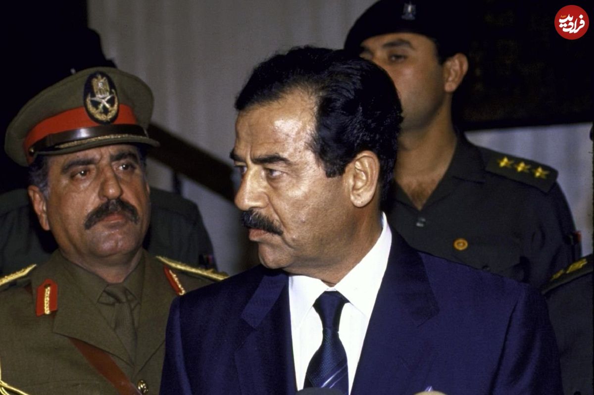 عکس| سفر در زمان؛ «صدام» با دستبند و پابند در دادگاه؛ سال 1383