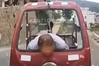 (ویدئو) خرد شدن شیشه در صورت راننده؛ شاخ‌به‌شاخ موتور سه‌چرخه با خودروی سواری!