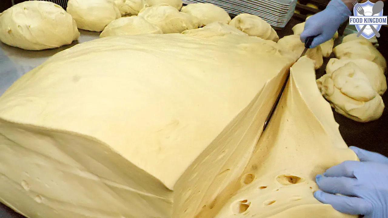 (ویدئو) نمایی دیدنی از تولید انبوه نان پای مانجو در کارخانه ای در کره جنوبی