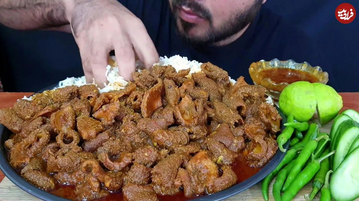 (ویدئو) غذا خوردن با صدا؛ خوردن 4.5 کیلوگرم پلو سیرابی به سبک جوان مشهور پاکستانی