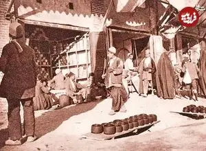 عکس| سفر به ایران قدیم؛ نوجوان دستفروش در حیاط یک خانه در تهران؛ 130 سال قبل