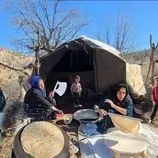ببینید| غذای روستایی در ایران؛ پخت نان لواش سنتی روی آتش در کوه های زاگرس
