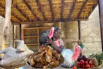 ببینید| غذای روستایی در کنیا؛ تهیه بوقلمون کبابی با هویج پلو