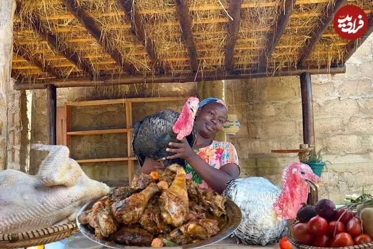 ببینید| غذای روستایی در کنیا؛ تهیه بوقلمون کبابی با هویج پلو