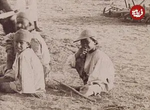 عکس| سفر زمان؛ «کودکان، گاوها و خرمن‌ها»؛ یک منظرۀ زیبای روستایی در ایران دوران قاجار