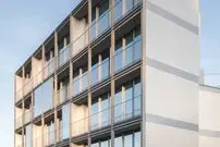 تصاویر؛ معماری مدرن در پرتغال؛ درخشش نمای فلزی ساختمان HS