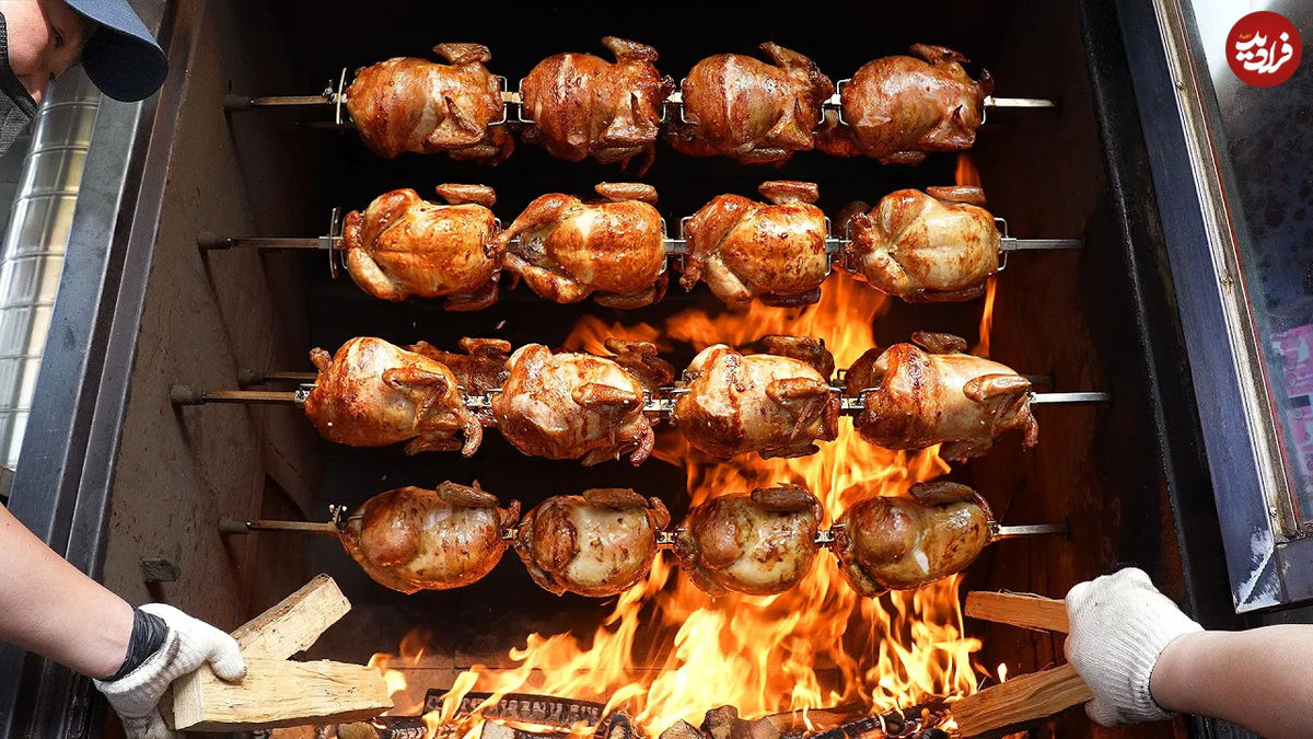 (ویدئو) غذای خیابانی در کره؛ تهیه مرغ کبابی با چوب بلوط در سئول 