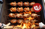 (ویدئو) غذای خیابانی در کره؛ تهیه مرغ کبابی با چوب بلوط در سئول 