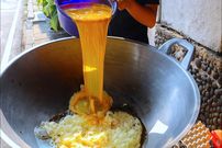 ببینید| غذای خیابانی در اندونزی؛ پخت غذابا برنج، تخم مرغ و سبزیجات در جاکارتا
