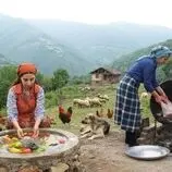 ببینید| غذای روستایی در ایران؛ کباب کردن ران بره در بشکه و پخت نان
