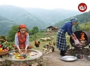 ببینید| غذای روستایی در ایران؛ کباب کردن ران بره در بشکه و پخت نان