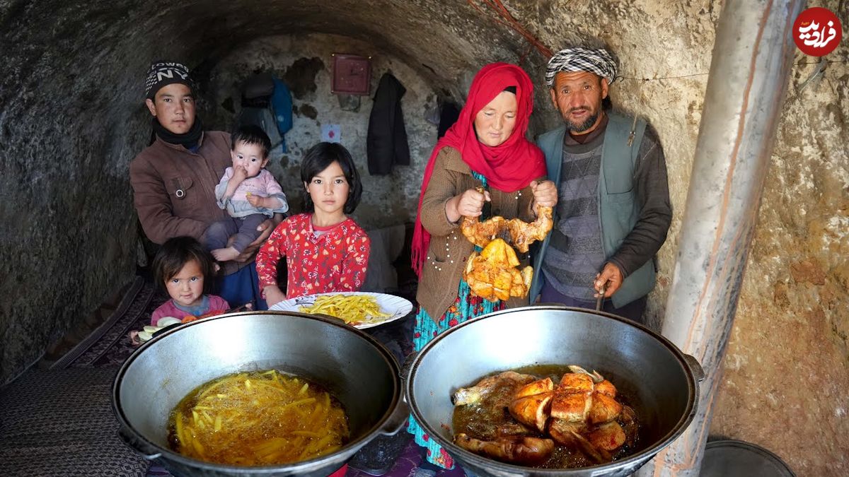 ببینید؛ غذای روستایی در افغانستان؛ پخت خوراک مرغ با سیب زمینی سرخ کرده در غار