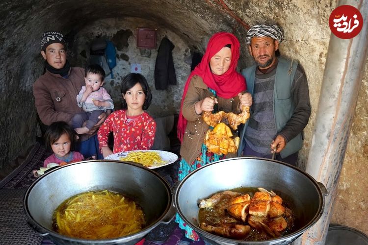 ببینید؛ غذای روستایی در افغانستان؛ پخت خوراک مرغ با سیب زمینی سرخ کرده در غار