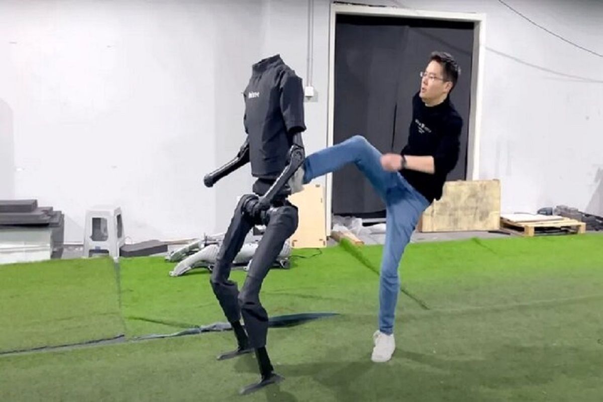 (ویدئو) مبارزه دیدنی انسان با قدرتمندترین ربات انسان‌نمای جهان
