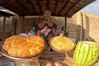 ببینید| غذای روستایی در کنیا؛ پخت نان سیر سنتی و تهیه آب هندوانه