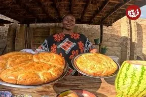 ببینید| غذای روستایی در کنیا؛ پخت نان سیر سنتی و تهیه آب هندوانه
