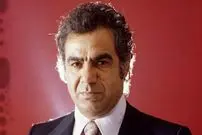 عکس| سفر زمان؛ «ناصر ملک مطیعی» در حال خارج شدن از خانه اش در تهران؛ دهه 50