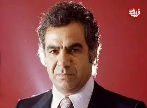 عکس| سفر زمان؛ «ناصر ملک مطیعی» در حال خارج شدن از خانه اش در تهران؛ دهه 50